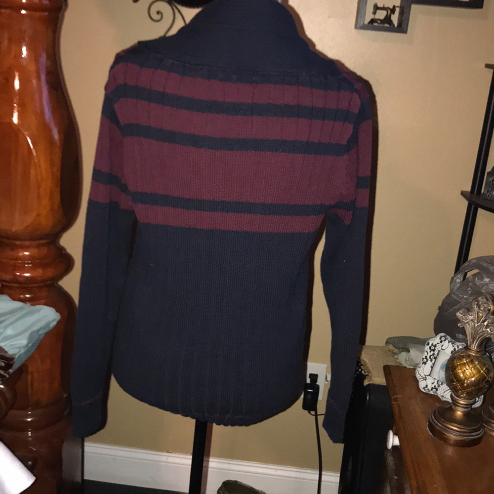 Nice button down sweater - Picture 4 of 8